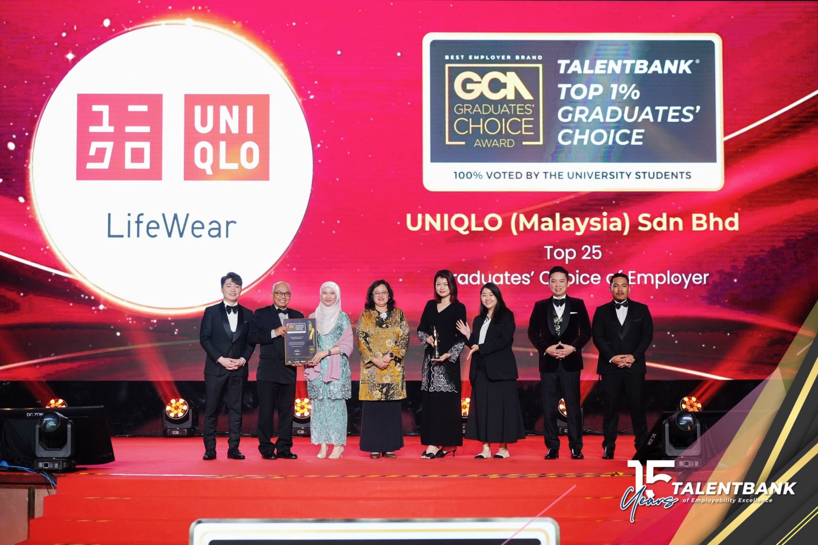 Talentbank Representatives Presenting The Award To UNIQLOs HR Team At The GCA Graduates Choice Award 2025 As The One Of Top 1 Of Employers Of Choice For Graduates